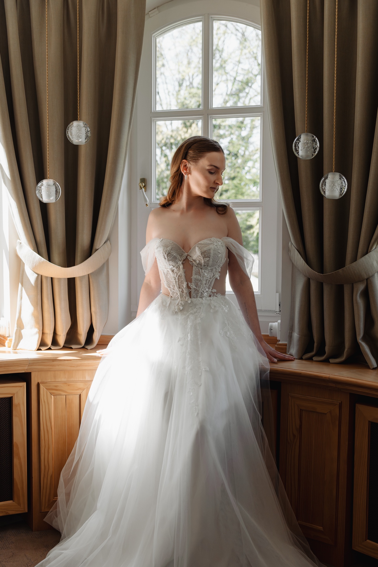 Braut am Fenster Schloss – Fine Art Hochzeitsfotografie ziraa.graphy